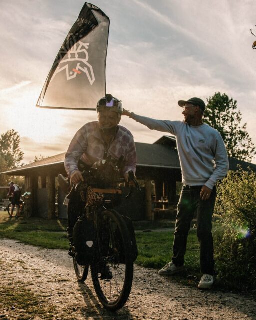 🏁 Die Finisher-Liste von 🇩🇰 Shelter Attack ist online!

Bei der Premiere waren 69 Personen am Start, davon haben 60 die beiden Routen bis ins Ziel zurück nach Flensburg geschafft. Aber leider mussten auch neun unterwegs abbrechen. Auf der 600 km Route starteten 47 Personen und 40 kamen wieder im Ziel an. Auf dem 470 km SHORTCUT standen 22 am Start, wovon 20 erfolgreich wieder zurück kamen.

Besonders freut mich, dass bei den 69 am Start sogar 25 🏳️‍🌈 Frauen/FLINTA* Personen dabei waren. Da wird nächstes Jahr die Quote noch ausgeglichener …

🏁 Link zur Finisher-Liste im Profil 

Zwei Leistungen möchte ich hervorheben: 🌭 Zum einen finde ich beeindruckend, mit welch’ einer Gelassenheit Marc den SHORTCUT in 5 Tagen und 9 Stunden genossen hat. 🚀 Zum anderen Ariane, sie hat regelrecht ein Feuerwerk vorne abgeschossen … warum, schreibt sie selbst im Rückblick, sie PROFIL-LINK .(Beide sind trotz des Community-Gedankens des Events, fast die meiste Zeit alleine unterwegs gewesen)

🙋‍♂️ Fotos @grvl_gunnar 

#hackenpedder #sheltersttack #hackenpedderbikepacking #dänemark #neverstop #stevensbikes