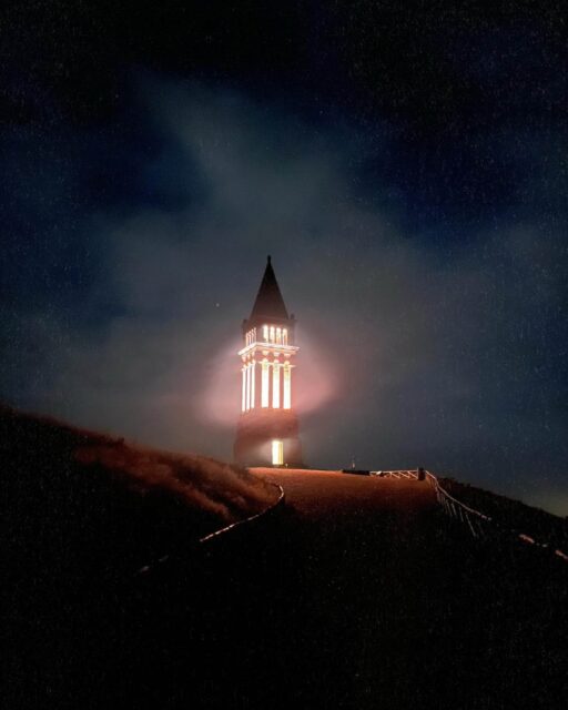 🇩🇰 Shelter Attack — persönliche Anekdoten aus dem Rückblick 2025!

Der Shelter bei KM 313 war am zweiten Abend gebucht, damit die Teilnehmenden ein Zwischenziel haben, an dem sie sich wieder treffen können. Doch Ariane war schon in der ersten Nacht da! Und ob man gefressen wird, wenn man nicht gebucht hat, weiß sie nun auch … !

#1 — Himmelbjerget bei Nacht!

#2 — Ariane / Tag 1 / KM 312: Ich hatte mir überlegt, bis zur Shelter bei km 242 zu fahren. Aber für den zweiten Tag war Regen am Vormittag angekündigt, und wer mich kennt, weiss, dass das ein guter Motivator ist, die trockene Zeit zu nutzen und einfach zu fahren, bis der Regen kommt. Ab 3 Uhr kam selbiger und das nächste waren die großen Shelter bei Præstbjerg. Leider war sie besetzt! Weiterfahren wollte ich aber auch nicht, also rauf auf den überdachten Picknicktisch. Ich hatte knapp 3 Stunden, bevor die Schülergruppe neugierig schaute, wer sich da auf ihrem Essplatz breit gemacht hatte.

#3 — Jess L. / Tag 2 / 300 km: Dann meine erste Nachtfahrt. Hätte man mich zuvor gefragt, ob ich alleine, stundenlang durch Dänemarks dunkle Wälder fahren würde – niemals!!! 

#4 — Eric H. Tag 2 / km 313: Das Lagerfeuer in der zweiten Nacht am Shelter von Præstbjerg war nach dem regnerischen Tag und anspruchsvoller Strecke ein echt toller Moment – alle saßen zusammen und jeder erzählte seine Storys vom Tag oder allgemeinen Erlebnissen.

🔗 Link zum Rückblick in der Bio 
🙋‍♂️ Fotos von den Teilnehmenden

#hackenpedder #sheltersttack #hackenpedderbikepacking #dänemark #neverstop #stevensbikes