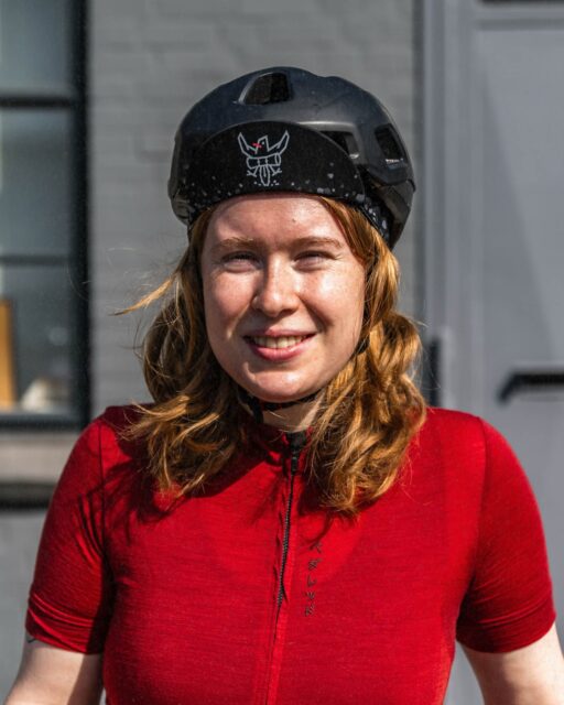 🙋🏼‍♀️ „Manchmal lohnt sich der extrem schlecht befahrbare Nils Spezial Weg – manchmal ist er einfach nur spezial!“ – Leonie aus Hamburg. 

Eigentlich fahre ich schon immer Rad, seit 2 bis 3 Jahren aber sportlicher, intensiver mit mehr Kilometern – seit 2025 sogar Bikepacking. 

🗺️ Hackenpedder ist für mich eine Möglichkeit, Norddeutschland zu entdecken und zu merken, was man mit eigener Muskelkraft alles erreichen kann! Schleswig-Holstein ist unglaublich schön, man muss nur mit dem Rad unterwegs sein, um die ultimative Freiheit zu erfahren und Orte zu finden, wo man sonst nie hingekommen wäre. ⛺️ Übernachtet habe ich im Biwak, Zelt oder Shelter. „Ich kann überall gut schlafen, Hauptsache draußen!“

✨ „Mein Highlight war die unglaubliche Community, die ich nie gesucht und erwartet habe und dennoch gefunden hab“ 

ℹ️ Für mich ist es Einsteigerinnen-freundlich, weil es viele freundliche und hilfsbereite andere Teilnehmer*Innen gibt. Man ist nie alleine! Regelmäßige Checkpoints und gut gescoutete Routen mit einem detaillierten Roadbook. Außerdem ist man nie weit weg von der nächsten Zugverbindung.

🫵 Traut euch! Hackenpedder im Juni 2025 war mein erstes Event dieser Art und ich treffe unterwegs immer wieder männliche Teilnehmer, die selbst kaum Vorerfahrung haben und einfach mal losfahren… und da sage ich das können wir auch! 

🏳️‍🌈 Frauen/FLINTA Info-Link im Profil

[ Dies ist einer von vielen Beiträgen, der Frauen/FLINTA Personen des Hackenpedders vorstellt, um so Weitere zu ermutigen ] 

📸 von @leo.sperlinski & @grvl_gunnar & @johann_kristan 
#hackenpedder #bikepacking #stevensbikes #cyclingwomen #shelterattack