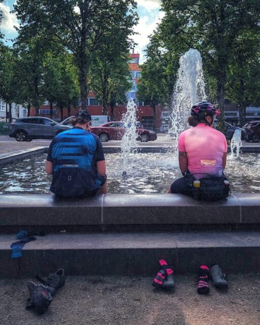 🗺️ Jan W. (Tag 3, KM 369) Ahrensburg: Es ist Nachmittag, als wir den Großensee erreichen. Dieser lädt zwar ganz herzlich zum Baden ein, jedoch ist unser nächstes Ziel Ahrensburg, Foto Checkpoint am Schloss, Eis in der City, 🦶 Fußbad im örtlichen Brunnen.

📝 Jan W. (Tag 3, KM 313) Lauenburg: Kurze Eispause auf dem lokalen Marktplatz, dann weiter. Lauenburg ruft. Die lange Steigung hoch zum Checkpoint Harry, einem ehemaligen Grenzübergang, der bis vor ein paar Jahren noch ein Restaurant war. Im Anschluss dann die Achterbahn durch den Wald mit knackigem Auf und Nieder über Spurplattenwege. Jetzt wieder am Deich lang, wieder Schaf Viecher, allerdings die gute Aussicht, gleich die Elbe zu queren, durch die wunderschöne Innenstadt zu cruisen und im Anschluss die Hänge des Hohen Elbufers zu erklimmen. Und wie war das noch? Wenn wir hochfahren, fahren wir auch runter. Zart an der Bremse, hart am Gas, werden die angenehm breiten Waldwege hier Opfer unserer mittlerweile auf einem Hochsitz gastierenden Laune.

Kompletter Rückblick’25 auf der Webseite …
🔗 … oder auch Link im Profil! 

📸 @grvl_gunnar & @johann_kristan 

#hackenpedder #bikepacking #stevensbikes #neverstop #shelterattack