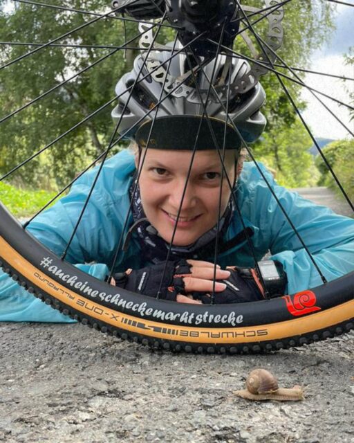 🫵 „Einfach anmelden, an den Start gehen – der Rest ergibt sich von ganz alleine!”

🙋🏼‍♀️ Ich bin Janina aus Norderstedt und bin schon als Kind immer gern Rad gefahren, um von A nach B zu kommen. Seit 2019 mache ich das etwas sportlicher auf meinem Giant Anyroad 2 – aka „Schnecke”.

✨ „Mein Highlight war der Support durch Mitfahrende, die mich vom ersten Tag an bis ins Ziel gebracht haben.”

🗺️ Hackenpedder ist für mich das persönliche Jahres-Highlight 2025, eine Möglichkeit, über sich hinauszuwachsen und eine überragende Community. Auch wenn Schleswig-Holstein für mich Heimat ist, bietet es doch so viel Unbekanntes, Schönes und Abwechslungsreiches. ⛺️ Übernachtet habe ich an den Community-Checkpoints im Biwak und zweimal an Wildes-SH Trekkingplätzen – Bauwagen oder auch im Biwak.

ℹ️ Für mich war es Einsteigerinnen-freundlich, weil alles mega gut durchdacht war, man eine super hilfsbereite Community auf und neben der Strecke hat sowie deutsche Infrastruktur und vergleichsweise kurze Wege als Sicherheit, falls es doch mal überhaupt nicht weiter geht.

🏳️‍🌈 Mehr zu Frauen/FLINTA auf der Webseite.

[ Dies ist einer von vielen Beiträgen, der Frauen/FLINTA Personen des Hackenpedders vorstellt, um so Weitere zu ermutigen ] 

📸 von @jottcnrd & @grvl_gunnar & @johann_kristan 
#hackenpedder #bikepacking #stevensbikes #cyclingwomen #shelterattack
