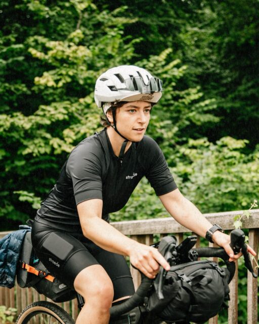 💬 „Ich konnte mich schon im Vorfeld mit anderen Frauen/FLINTA Personen austauschen, das hat mir Sicherheit gegeben und würde ich als auch als einsteigerinnen-freundlich bezeichnen.”

🙋🏼‍♀️ Ich bin Steffi, Wahl-Kielerin und mit Radreisenden aufgewachsen, somit fahre ich schon immer gerne und vor allem viel Fahrrad. Anfang 2025 habe ich geupgradet und fahre seitdem Carbon Gravel Bike – Cannondale Topstone.

🇩🇰 Shelter Attack ist für mich die perfekte Mischung aus Herausforderung, Gemeinschaft und abwechslungsreicher Natur. Dabei überrascht und begeistert Dänemark mich immer wieder mit seiner Vielfalt! ⛺️ Übernachtet habe ich in Sheltern und das erste Mal in einem Biwak.

✨ „Mein Highlight war es, Shelter Attack nach einer geilen Zeit mit zwei mir vorher unbekannten Frauen gemeinsam zu fahren und zu finishen!”

🤷‍♀️ Wie viele Frauen/FLINTA Personen habe ich mich anfangs unterschätzt und durfte bei Shelter Attack weit über mich und meine Erwartungen hinauswachsen. Für mehr Mut und Vertrauen in den eigenen Körper und Geist 💪 … auch wenn es mir manchmal immer noch schwer fällt!

[ 🏳️‍🌈 Dies ist einer von vielen Beiträgen, der Frauen/FLINTA Personen des Hackenpedders vorstellt, um so Weitere zu ermutigen. Alle Beiträge findest du in Profil-Link ] 

📸 von @steffetzel & @grvl_gunnar & @felixshlk 
#hackenpedder #bikepacking #stevensbikes #cyclingwomen #shelterattack