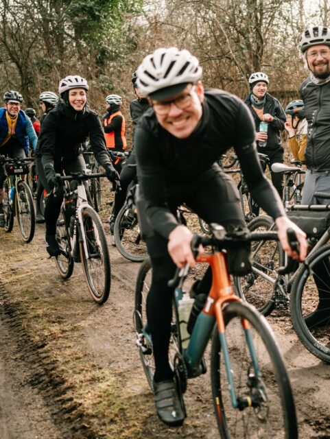 ☀️Wow, das war 😎! 60 Räder, 178 Snacks beim Bäcker, 100% zu viel Sonne … uns ging es sehr sehr gut!
Der 🥶 Winter Community Ride fühlte sich gar nicht mehr nach Winter an - eher nach Frühling und manchmal sogar nach Sommer! Jedenfalls glänzten die Seen und luden fast zum anbaden ein, auch wenn noch ein paar Eisschollen umher trieben…
Danke an die Community! Das lockere Konzept mit den Gruppen und Bäcker-Checkpoints schien wieder aufgegangen zu sein. Strahlende Gesichter, ein paar Platten, aber immer helfende Hände… und am Ende haben die wie letzten bei Pizza und Bier empfangen!
🙋♂️❤️
📸 @grvl_gunnar & @nilsthomsen
#hackenpedder #bikepacking #stevensbikes #neverstop #shelterattack