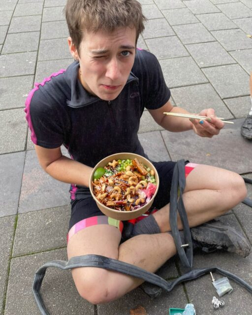 ✊ „Das erste Kapitel meiner Bikepacking Geschichte und der Beweis an mich selbst, was ich schaffen kann!”

🙋🏼‍♀️ Moin, ich bin Alma aus Hamburg und seit 2017 gern unterwegs auf Radreisen. Shelter Attack war für mich das erste Mal Bikepacking mit meinem gebrauchten Kona Sutra – selbst aufgebaut mit gebrauchten Teilen.

ℹ️ Die Community steht im Zentrum und nicht die Geschwindigkeit, das macht für mich ein einsteigerinnen-freundliches Gefühl. Außerdem gibt die Nähe zur Zivilisation Sicherheit, um jederzeit an Essen, Werkzeug oder Hilfe zu kommen.

🇩🇰 Shelter Attack ist für mich ein wunderschöner Urlaub mit toller Natur und tollen Menschen. Dabei hat Dänemark die beste Heidelandschaft und Supermärkte, die auch am Sonntag geöffnet haben. ✨ Mein Highlights waren … mein Team, die technischen Strecken durch die Heideblüte, die Abende gemeinsam am Feuer und das Gefühl, es gemeistert zu haben. ⛺️ Übernachtet habe ich meist im Shelter mit anderen Frauen/FLINTA Personen und eine Nacht auch zu zweit im Zelt. 

🤷‍♀️ „Egal ob man mit alten Freund*innen gemeinsam startet oder bei der Fahrt neue Freund*innen findet, man ist nie alleine … außer man möchte alleine sein!” 

[ 🏳️‍🌈 Dies ist einer von vielen Beiträgen, der Frauen/FLINTA Personen des Hackenpedders vorstellt, um so Weitere zu ermutigen. Alle Beiträge findest du in Profil-Link] 

📸 von Alma & @grvl_gunnar 
#hackenpedder #bikepacking #stevensbikes #cyclingwomen #shelterattack