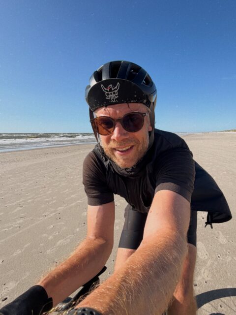 🏖️ Gruß aus dem Urlaub! Nebenbei etwas Scouting-Feinschliff für 🇩🇰 Shelter Attack im September …

Ich bin etwas faul hier bei Instagram gerade, aber freue mich umso mehr, euch bald am Start in Flensburg zu treffen! ❤️

Ich bin den SHORTCUT einmal abgefahren und dabei wieder gemerkt, wie toll Dänemark ist. Das Stichwort und die Schönheit liegen im Wort Vertrauen. Ein in Dänemark gelebtes Motto, was auch für Hackenpedder gilt! 

Das zeigt sich vor allem an den Shelter. Anzutreffen an fast jeder Ecke, in jeder Gemeinde oder in Wäldern. Nein - kein Vandalismus! Offene Toiletten inkl. kostenlosem Wasser. Zugang zu Säge oder manchmal sogar kostenlosem Feuerholz.

Ihr seid herzlich willkommen und das sollt Ihr spüren 🇩🇰

#hackenpedder #bikepacking #stevensbikes #neverstop #shelterattack