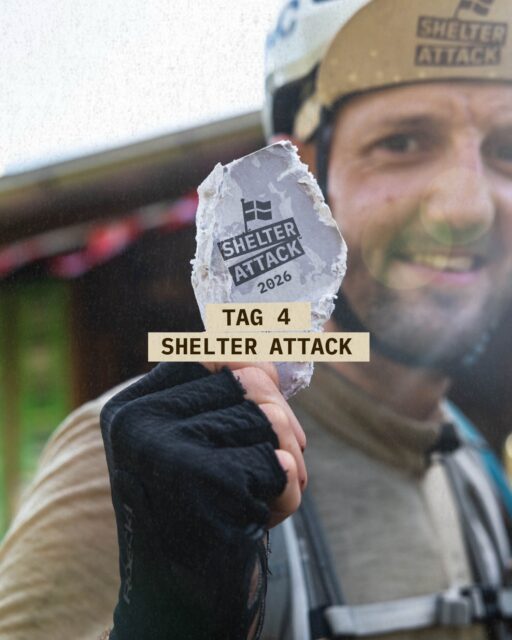 4️⃣ Tag 4 – ☀️ “Ich habe mir tatsächlich Sonnencreme aufgetragen …” 

Überraschung. Abends klarte es schon auf. Am Shelter am Deich kurz vor Ribe brannte das Feuer und wandelte sich am Morgen zu einer strahlenden Sonne. Unglaublich! Wirklich? Rückenwind und Sonne am letzten Tag?

Die Teilnehmenden waren grob an der Westküste verteilt. Einige genossen die Shelter von Børsmose, ein paar die Shelter bei Esbjerg und eben kurz vor Ribe. Ein paar fleissige starteten den Tag kurz vor Løgumkloster, wo sie vom Troll begrüßt wurden. 

Ein neuer Dambo Troll umarmt einen letzten Baum im abgeholten Teil. Besteht der Troll aus dem Holz umrum? Es hat sich gelohnt, wir brauchen sowieso mehr Trolle auf der Welt als Wald.

Zurück zum letzten Tag! Mental ist das Stück von Esbjerg. Weniger Highlights, weniger Abwechslung. So schlug die Erschöpfung trotz der Sonne und dem Rückenwind zu. Das Ziel ist greifbar, aber dennoch folgt Wiese nach Wald und Wald nach Wiese, bevor Kollund ruft.

Ein paar nutzten 3 Kilometer vor dem Ziel noch den Rema1000. Ein wenig Wehmut, dass es schon vorbei ist? Stolz und überglücklich über die eigene Leistung können alle sein, die angetreten sind. Einen Abbruch bei dem Wetter muss man sich nicht übel nehmen, und ob am Ende 40, 177, 345 oder eben die 470 und 610 Kilometer auf dem Tacho standen. Egal! Den Mut zu haben, an den Start zu gehen, obwohl man weiß was da von oben kommt! Puh! Respekt

Stand: So. 6.9. um 22 Uhr

Mittlerweile sind 59 Personen im Ziel und laut meiner Tabelle haben 39 abgebrochen. Sprich es fehlen noch 9 in der Statistik. Diese haben nicht ausgecheckt, oder sind noch ohne Tracking auf der Route. Grüße gehen raus an Olaf, der heute entschieden hat, in Esbjerg auszusteigen!

Statistiken:
Gestartet: 107
Abgebrochen: 48
Gefinished: 59

🙏 Danke für die Unterstützung 
@stevensbikeshamburg @velocenterkiel @seeberger_1844

📸 Media-Team
@grvl_gunnar @isy.tnk @felixshlk @speichenbruch.cc

#hackenpedder #bikepacking #dänemark #shelterattack #stevensbikes