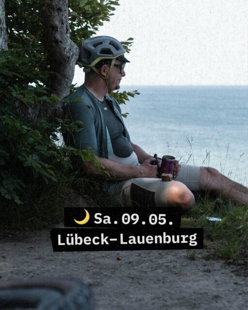 🌙 Der Hackenpedder Nachtexpress mit Felix von Lübeck nach Lauenburg …

Bei dieser Ausfahrt soll es darum gehen, die Nacht zu erleben und dabei ein paar Erfahrungen zu sammeln, die alleine sicherlich moch mehr Mut abverlangen. Also starten wir gemeinsam um 22:00 Uhr abends, um durch die Nacht zu fahren. 

Dabei kommt es vor allem auf gutes Licht an. Die Lampen sollten mindestens 6 Stunden Laufzeit haben und davon eine Reserve. Eine Kopflampe gehört im Gelände dazu, um auch mal zu sehen, was links, rechts oder am wichtigsten sogar über einem kommt. STVO kannst du im Gelände vergessen – dann hast du einen Ast am Helm!

🌙 Sa. 09.05. 🗺 Lübeck – Lauenburg
🙋‍♂️ Guide: @felix_v_hl / @esg_east_side_gravel 
🔗  Anmeldung in Bio

🙋‍♂️ Felix: ESG - EastSideGravel Capitano! In und um Lübeck immer auf der Suche nach feinster Materie. Diesmal gehts durch die Nacht in den Wilden Osten!

ℹ️ Mit den Etappen-Checks wollen wir die Bikepacking Community hier im Norden zwischen Dänemark und Hamburg etwas näher zusammenrücken! So präsentiert sich bei jeder Etappe ein/e andere/r lokaler Guide/in.

📸 @johann_kristan 

#hackenpedder #bikepacking #stevensbikes #neverstop #shelterattack