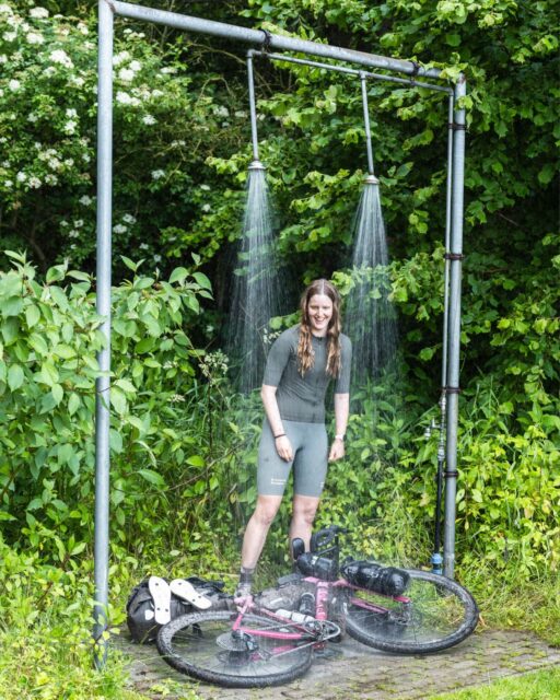 ✨ „Geliebt habe ich die nächtlichen Fahrten an der Schlei und auf dem Deich.“ 🙋🏼‍♀️ Moin, ich bin Marie aus Kiel! 

🗺️ Hackenpedder ist für mich Freiheit, eine herzliche Gemeinschaft und die Chance, Grenzen zu testen und dabei Schleswig-Holstein kennenzulernen. Das nördlichste Bundesland kann so schön sein und gleichzeitig gibt es viel zu verfluchen. 

„Zuletzt bedeutet Hackenpedder für mich ständig Hunger zu haben.“ 🤷‍♀️ 

⛺️ Ich fand es wirklich geeignet für Einsteigerinnen, weil es die Möglichkeit gibt, an Community-Checkpoints oder in Sheltern zu übernachten. Ich selbst habe ganz unterschiedlich übernachtet: Von Bushaltestellen über Wildes-SH Trekkingplätze bis hin zu Community Checkpoints war alles dabei. Ich selbst fahre seit 2020 aktiv Rad. Beim Hackenpedder war ich mit meinem Canyon Grizl unterwegs.

🫵 „Traut euch, ihr werdet es nicht bereuen!“ 

🏳️‍🌈 Frauen/FLINTA Info-Link im Profil

[ Dies ist einer von vielen Beiträgen, der Frauen/FLINTA Personen des Hackenpedders vorstellt, um so Weitere zu ermutigen ] 

📸 @grvl_gunnar & @johann_kristan 
#hackenpedder #bikepacking #stevensbikes #cyclingwomen #shelterattack