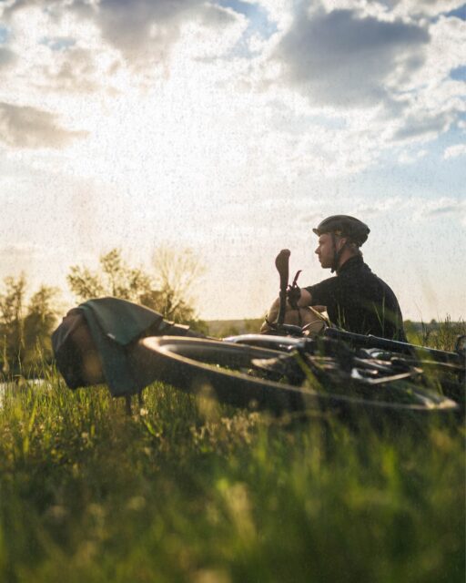 📸 Titelbild! Was ist euer Favorit?

Überall wird es benötigt – Webseite, Komoot usw … Es soll wieder erkennbar sein und gleichzeitig eine Geschichte und das Konzept ohne viele Worte erzählen.

Gunnar gelang dieser besondere Shot im April 2023 bei einer unserer legendären Scouting-Touren. Die Stimmung, das Licht und eine Tiefe im Bild, die träumen lässt!

✨ Also, welches Bild erzählt die Hackenpedder Geschichte am besten? Warum?

Fotos @grvl_gunnar 

#hackenpedder #hackpenpedderbikepacking #wildesschleswigholstein #stevensbikes #neverstop #bikebackingevents #ultracycling #shelterattack