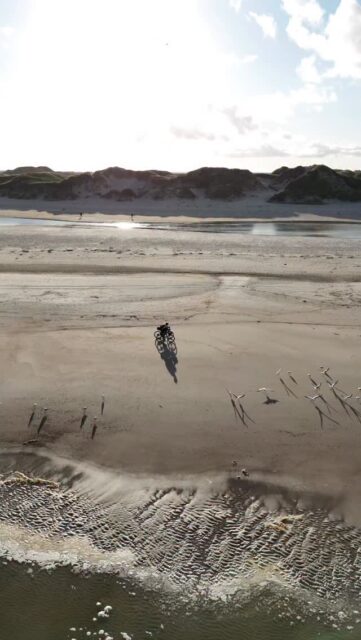 🌋 Du brauchst Highlights auf deiner Route!

Denn Highlights sind die kleinen Zwischenziele, die einem wieder Energie für die nächsten Kilometer geben. Stück für Stück weiter …

Mit Martin von @biketourglobal spreche ich im Podcast über Routenplanung und das Scouting. Kleine hilfreiche Tipps, aber auch Dinge, die man vermeiden sollte. Dabei bekommt ihr einen guten Einblick, was mir an einer Route wichtig ist, worauf es mir beim Bikepacking ankommt und was ich letzten Sommer getan habe.

🎙️ Podcast Link im Profil

#hackenpedder #hackpenpedderbikepacking #wildesschleswigholstein #stevensbikes #neverstop #bikebackingevents #ultracycling #shelterattack