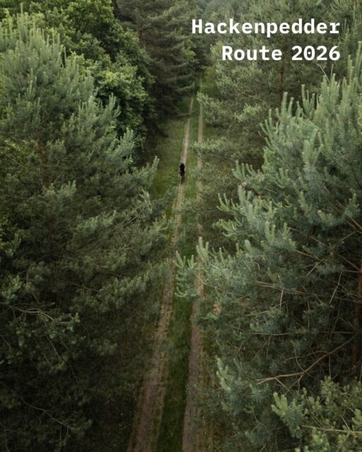 🗺️ Die Hackenpedder Route 2026 – wird wild, weit und wunderschön!

Sie bleibt fast identisch zur 2025er Route, mit ein paar kleinen Anpassungen, aber sie soll ein Klassiker werden und sich weiterhin an den Trekkingplätzen der @stiftungnaturschutzsh entlang hangeln! Die lange Route bleibt bei 1000 Kilometern und der Shortcut bei gut 650 Kilometern Länge. 

🔎 Link zur Route im Profil!

🌎 In 2026 fahren wir wieder mit dem Uhrzeigersinn, es hat sich herausgestellt, dass die Strecke Begebenheit dazu einlädt – anfangs etwas wilder, hügeliger und abwechslungsreicher. So haben die Leute auf dem Shortcut nicht nur Wind und Deich – außerdem passen so die Checkpoints besser ins Konzept!

Neu: 🛖 Bei KM 672 liegen jetzt zwei richtige Shelter nach skandinavischem Vorbild direkt an der Route. So wurde Geschichte geschrieben! Danke @landjugend_bargum … Mehr davon!

In Arbeit: 🏖️ Es wurde etwas mehr Küste gefordert! Keine Sorge – ich baue 200km nordfriesischen Deich ein! Das dauert allerdings noch, da ich erst die 🐑 Schaf**** vom Weg räumen muss ;-) … Hahaha, hier und da wird es noch Verbesserung und kleine Details geben - ein WC Haus, weitere „Wildes SH Plätze“ und evtl. ein neuer Checkpoint und und und … aber im Großen und Ganzen bleibt es bei der Route! 

🙋‍♂️ Ich freue mich auf euch! 

📸 Fotos @grvl_gunnar & @johann_kristan 

#hackenpedder #hackpenpedderbikepacking #wildesschleswigholstein #stevensbikes #neverstop #bikebackingevents #ultracycling #shelterattack