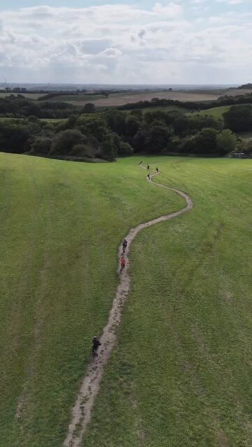 💬 Anmeldung!? “Die Tickets waren schon weg, bevor ich davon gehört habe!” 

Viele Events haben ihre Anmeldung gestartet und sind mittlerweile sogar schon ausgebucht. Cool, aber wieso? Macht das Sinn, frage ich mich gerade! Bin ich zu spät?

❓Wann wollt ihr euch am liebsten für die Events anmelden?

Meine Anmeldungen starten am:
1. Jan. 2026 🗺️ Hackenpedder Route
2. Feb. 2026 🇩🇰 Shelter Attack

Ich persönlich finde ein halbes Jahr vor dem Start eines Events fair für beide Seiten. So bleibt genug Spontanität und auch Zeit für die Planung. Aber was sind eure Gedanken? 

#hackenpedder #bikepacking #stevensbikes #neverstop #shelterattack