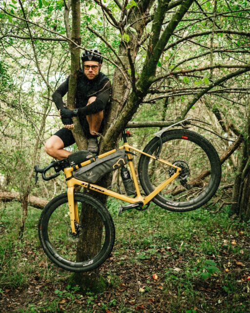 🗺️ Moin, ich bin Nils! Gründer und Scout der Hackenpedder Route.
Als ich im Februar 2023 verzweifelt in Marokko im “Paradies Valley” eine Fake Fanta schlürfte, kam mir die Idee … Warum eigentlich so weit fliegen – zwischen Staub und Steinen hocken – wenn wir das Abenteuer doch direkt vor der Tür haben können.
Ein weiterer besonderer Aspekt waren die neuen Freundschaften, die während meines Hobbys – dem Bikepacking – entstanden sind. “Denn es ist nicht einfach, Leute mit dem gleichen Wahnsinn zu finden” Zitatende! … Ich wollte etwas schaffen, wo durch Abenteuer, Sport und Natur eine Community gebildet wird – oder auch einfach neue Freunde gefunden werden! Die naturnahe Route ist die Basis für den gemeinsamen Start und …
… und was dann alles folgte – die Ausfahrten, die Overnighter, Shelter Attack, all das – sei euch, der Community, zu verdanken! Euer Grinsen treibt mich an!
Ach, eigentlich wollte ich mich vorstellen, aber die Tastatur hämmerte so vor sich hin. Denn, das letzte Mal, als ich mir vorstellen durfte, im März 2025, waren es 4.000 Follower weniger hier. Was ist los?
Ja! Das meiste ist auf meinen Mist gewachsen: Ich liebe Radreise – neudeutsch Bikepacking – und ich liebe es, das Ganze so aufzubereiten, dass ihr auch Bock bekommt. Denn ich war früher mal Graffiti Künstler, sogar DJ, studierte dann Kommunikationsdesign um heute mit dem Designen von Schrift mein Geld zu verdienen - dazu gründete ich 2015 @typemates
Achja, der Song „My Face“ war wohl bei Spotify am häufigsten in der Playlist von 2025! Ihr wisst bescheid!
🙋♂️ Nils,
Danke, dass du bis zum Ende gelesen hast!
📸 @grvl_gunnar & @johann_kristan
#hackenpedder #bikepacking #stevensbikes #neverstop #shelterattack