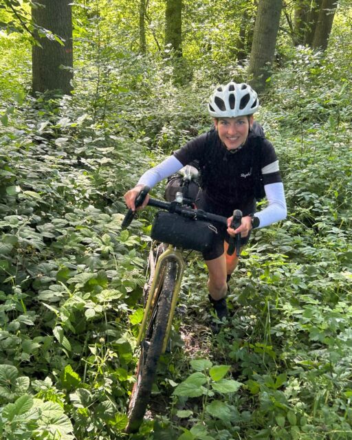 🙋🏼‍♀️ „Schleswig-Holstein kann mehr als nur Acker und zwei Meere! — Moin, ich bin Ann aus Hamburg!“

🗺️ Hackenpedder ist für mich ein Abenteuer, ein Urlaub und eine sportliche Challenge zugleich – und das sogar alles direkt vor der Haustür. Ich fahre seit knapp 2,5 Jahren intensiver Rad und war hier mit meinem Canyon Grizl unterwegs. ⛺️ Übernachtet habe ich ohne Zelt, nur im Schlafsack, entweder im Shelter, in der Bushaltestelle oder auch auf Campingplätzen. 

✨ „Mein Highlight war es, nachts durch den Segeberger Forst zu rauschen!”

ℹ️ Ich fand es sehr geeignet für Einsteigerinnen, weil mir die Organisation der Strecke und Verpflegung größtenteils durch ein perfekt ausgearbeitetes ROADBOOK von Nils erleichtert hat. 

[ Dies ist einer von vielen Beiträgen, der Frauen/FLINTA Personen des Hackenpedders vorstellt, um so Weitere zu ermutigen ] 

📸 @patataingreenpants & [5] @grvl_gunnar 
#hackenpedder #bikepacking #stevensbikes #cyclingwomen #shelterattack