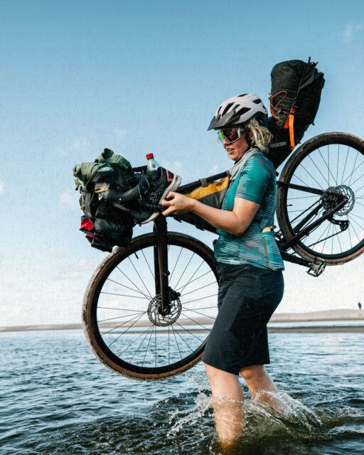 🇩🇰 „Shelter Attack war für mich die erste Fahrt dieser Art – und es war richtig toll!”

🙋🏼‍♀️ Ich bin Jette aus Flensburg! und fahre schon immer Rad, aber erst seit diesem Jahr auch Bikepacking und das mit meinem Cube Nuroad Race. Dänemark hat so unterschiedliche und faszinierende Natur, dass es viel Abwechslung gibt.

⛺️ Übernachtet habe ich jede Nacht in richtig schönen Sheltern. ✨ Besonders schön war es, nach einem langen Tag am Community Shelter anzukommen und von so vielen begrüßt zu werden inkl. Lagerfeuer und warmem Essen!

ℹ️ Für mich war es Einsteigerinnen-freundlich, weil es auch eine kürzere Route gab und ich durch die Community gepusht wurde. 

„Ich freue mich schon auf die nächste Ausgabe!”

[ Dies ist einer von vielen Beiträgen, der Frauen/FLINTA Personen des Hackenpedders vorstellt, um so Weitere zu ermutigen … mehr 🏳️‍🌈 Frauen/FLINTA Berichte auf der Webseite / Link Profil] 

📸 von @jette_brunck & @grvl_gunnar 
#hackenpedder #bikepacking #stevensbikes #cyclingwomen #shelterattack