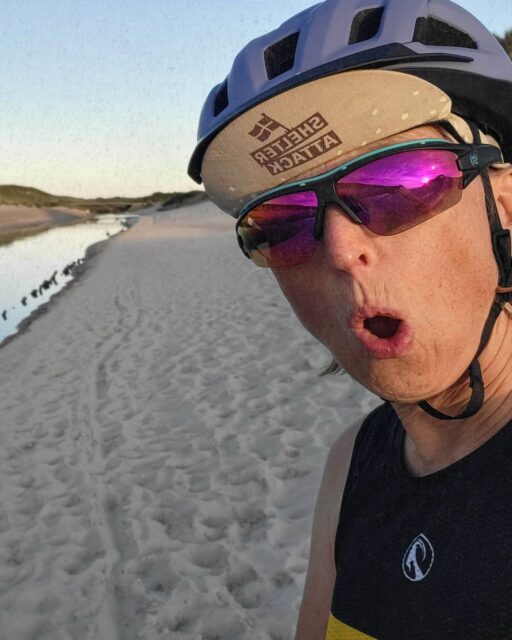 ✨ „Mein Highlight war das Finale im Ziel in Kollund mit einem liebenswerten Empfang abends um 21 Uhr.”

🙋🏼‍♀️ Ich bin Ich bin Sonja, wohne in Bonn und fahre Rad seit ich mich erinnern kann – etwa 50 Jahre. Aktuell fahre ich am liebsten mit meinem Canyon Grizl.

🇩🇰 Shelter Attack ist mein erstes Event gewesen. Eigentlich hatte ich gar nicht geplant, in 4 Tagen ins Ziel nach Kollund zu fahren, sondern erstmal den gemeinsamen Start zu genießen und eine gemütliche Zeit in Dänemark zu verbringen, um so die rote Laterne zu tragen – das hat nicht ganz geklappt. Dänemark ist eine erstaunlich lohnenswerte Destination für Fahrradreisen oder Bikepacking. ⛺️ Übernachtet habe ich in den Sheltern entlang der Strecke. 

✊ „Shelter Attack und Hackenpedder – für mich ein neues Level im Bikepacking.”

ℹ️ Besonders hilfreiche oder einsteigerinnen-freundlich war das Roadbook, welches mich gut informiert hat. Außerdem waren auf der Strecke hilfsbereite Mitfahrer*innen und das Mediateam hat zudem ein gutes Gefühl vermittelt.

[ Dies ist einer von vielen Beiträgen, der Frauen/FLINTA Personen des Hackenpedders vorstellt, um so Weitere zu ermutigen … mehr 🏳️‍🌈 Frauen/FLINTA Berichte auf der Webseite / Link Profil] 

📸 von @liketobeoutthere & @grvl_gunnar 
#hackenpedder #bikepacking #stevensbikes #cyclingwomen #shelterattack