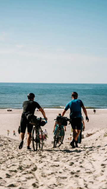 🇩🇰 Shelter Attack: 100% „rideable“ hat er gesagt! 

Endlich am Strand 🏖️ … Was denkst du jetzt, wenn der Veranstalter meint, das wäre 100% „rideable“ ??? 🤷‍♂️

🏁 Datum: 3. - 6. Sept. 2026
🔗 LINK in BIO

🎥 @nilsthomsen 
#hackenpedder #bikepacking #stevensbikes #neverstop #shelterattack