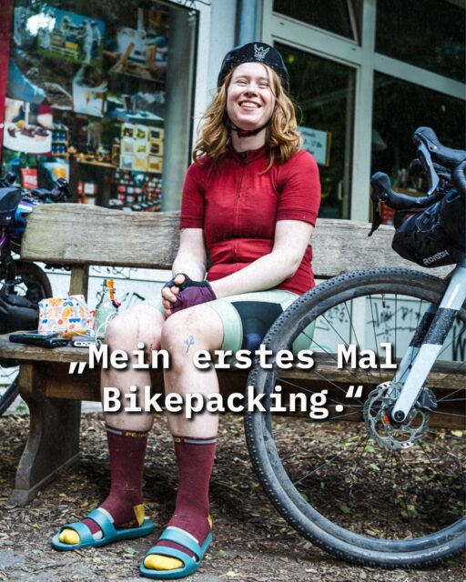 🤯 „Meine erstes Mal Bikepacking.“ Ein ehrlicher Rückblick von Leonie!
„Ich fühlte mich klein, die Strecke unschaffbar lang. Also griff ich in meine Lenker Snack-Tasche und holte das eingepackte Bananenbrot raus. Es schmeckte unglaublich gut – so gut, dass in diesem Moment dicke Tränen tropften.“
🔗 Recap: Auf Webseite oder Link im Profil!
Als ich Mitte Juni 2025 an der Startlinie zum Hackenpedder stand, war ich noch nie zuvor „Bikepacken“. Ja, ich war schon oft mit dem Rad im Urlaub. Aber das waren mehr Radreisen, mit Gepäckträger und Ortlieb-Satteltaschen, nie viel mehr als 100km am Tag, teils mit übernachten in Hotels. Das Topeak Bikepacking Taschen-Set hatte ich zwar schon seit zwei Jahren rumliegen, hatte einzelne Taschen auch immer wieder auf Radtouren genutzt, um mein Gepäck leichter zu machen, aber hatte mich nie ganz darauf eingelassen.
📸 @leo.sperlinski & @grvl_gunnar & @johann_kristan
#hackenpedder #bikepacking #stevensbikes #neverstop #shelterattack