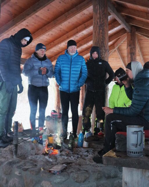 🏕️ Overnighter bei eisigen Temperaturen, Sonnenschein und schneebedeckten Felder. Danke Winter!
Denn dieser Winter zeigte sich bei dem “Winterdors Övernachter” am vergangenen Wochenende von der schönsten Seite. Am Samstag brachen 8 Rad-Begeisterte, angeführt von Beek, der die Vertretung für Jan aka Speichenbruch übernommen hatte, am @dasfahrradhaus auf. Mit bester Laune ging es dann Richtung Dänische Grenze bis nach Kollund zu den Sheltern des Naturunivers. Schön, dass sich auch @zweifahrt in Kollund über Nacht dazu gesellte.
Bis spät in die Nacht wurden Geschichten am Lagerfeuer erzählt, bevor es dann gut vorgewärmt in die Schlafsäcke ging. Nach einer sehr frostigen Nacht taute man sich und das Frühstück am Feuer auf. Die Sonne meldete sich zurück - Abfahrt.
Jetzt ist aber auch Zeit für Sommer! ☀️
📸 @beek.hadler & @pingopelle
#hackenpedder #bikepacking #stevensbikes #neverstop #shelterattack