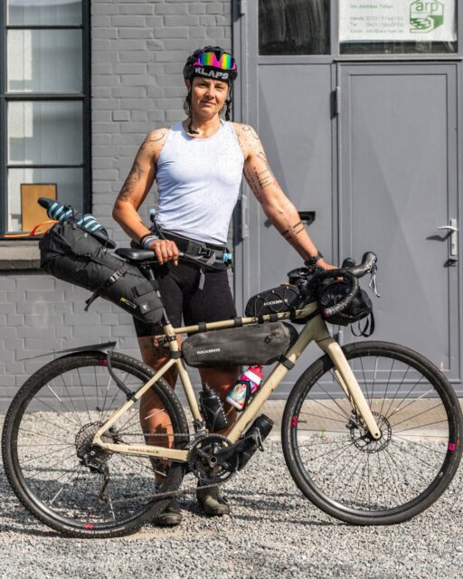 🙋🏼‍♀️ „Also eigentlich steht Hackenpdder für eine richtig gute Zeit - umso besser, wenn das Wetter mitspielt!” 

Ich bin Conny aus Kiel und fahre immer schon Rad, aber seit 4 oder 5 Jahren deutlich mehr und länger. Ich habe n Scott Speedster Gravel, ne Gusto Cobra für die Straße und das SingleSpeed für die Stadt 😊

🗺️ Hackenpedder ist für mich eine tolle Möglichkeit neue Dinge herauszufinden, neue Wege in Schleswig-Holstein, dem wunderschönen Land zwischen den Meeren, kennenzulernen, ne richtig gute Zeit mit richtig tollen Leuten. ⛺️ Übernachtet habe ich auf einem Campingplatz, in Unterkünften und am Checkpoint.

🥰 „Mein Highlight war das ganze Event” 

ℹ️ Ich finde es geeignet für Einsteigerinnen, weil es super organisiert und doch frei individuell planbar ist – mit Jan war ich sogar in erfahrener Begleitung.

[ 🏳️‍🌈 Dies ist einer von vielen Beiträgen, der Frauen/FLINTA Personen des Hackenpedders vorstellt, um so Weitere zu ermutigen. Alle Beiträge findest du in Profil-Link ] 

📸 von @beachbulli & @grvl_gunnar 
#hackenpedder #bikepacking #stevensbikes #cyclingwomen #shelterattack