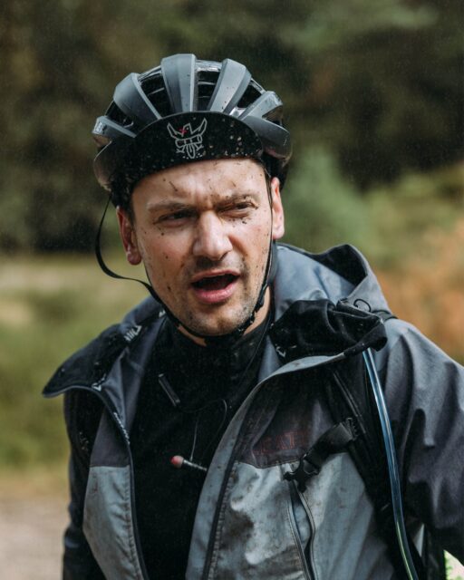 🎬 Wow! Youtube @far.bike hat geliefert. Folge 1 ist da und ich verneige mich!

Wie ist die Route, wie ist die Community? Daniel beantwortet diese Fragen mit direkten Einblicken von den Teilnehmenden. Auch wenn ich anfangs skeptisch war, ob das klappt, bin ich nun umso begeisterter, wie kurzweilig und amüsant die erste Folge ist. Ich liebe die unterschiedlichen Charaktere – die Einen haben einen Flachmann dabei, die Andere will nur ballern – love it!

🤷‍♂️ Witzigerweise habe ich Daniel bei meiner ersten Scouting Session 2022 von Kiel nach Lauenburg kennengelernt. Plötzlich war ein Gleichgesinnter an der Steilküste neben mir. Er wollte rund um Fehmarn knapp 250km fahren, ich war auf dem Weg 330km zu fahren. Dass zwei Freaks sich so zufällig treffen, kommt nicht oft vor, deshalb ist der Abschnitt an der Steilküste mittlerweile Legendär!

Zusammen mit @grvl_gunnar und einem balkonfrischen 0,0 habe ich den Film gestern genossen. Ich kann euch nur empfehlen, das auch zu machen, es lohnt sich! 

Absolute Empfehlung!
🔗 … Link im Profil! 

📸 @grvl_gunnar & @johann_kristan 
Ps. Respekt an @storkerart für die Hilfe am Schnitt ❤️

#hackenpedder #bikepacking #stevensbikes #neverstop #shelterattack