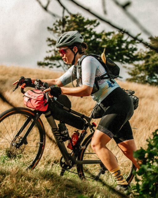 🇩🇰 „Alleine starten und gemeinsam ankommen.” – Das bedeutet Shelter Attack für mich.

🙋🏼‍♀️ Ich bin Insa, aus Hamburg und seit 5 Jahren auf meinem Orbea Terra M31 Gravel Bike unterwegs. 

ℹ️ Für mich war es einsteigerinnen-freundlich, weil es nicht darum geht, wer wie schnell im Ziel ankommt, sondern um den Weg, die Ausblicke, das über sich selbst hinauswachsen und weil wirklich ausnahmslos alle aufeinander aufpassen. 🐭 🦊

🇩🇰 Dänemark … Ist ein Happy Place. ⛺️ Das erste Mal in meinem Leben habe ich in Sheltern Übernachtet. So war mein Highlight der Start in den Sonnenaufgang am dritten Tag, gefolgt von der Entstehung des sog. „SpaceTrains” am Strand mit drei weiteren Teilnehmenden. 

🤍 „Mädels, packt eure Räder und fahrt mit. Das ist der allerletzte Ort, an dem wir Bammel haben müssen, nicht gesehen oder ernst genommen zu werden.” 🤍

[ 🏳️‍🌈 Dies ist einer von vielen Beiträgen, der Frauen/FLINTA Personen des Hackenpedders vorstellt, um so Weitere zu ermutigen. Alle Beiträge findest du in Profil-Link] 

📸 von @insa__house & @grvl_gunnar
 
#hackenpedder #bikepacking #stevensbikes #cyclingwomen #shelterattack