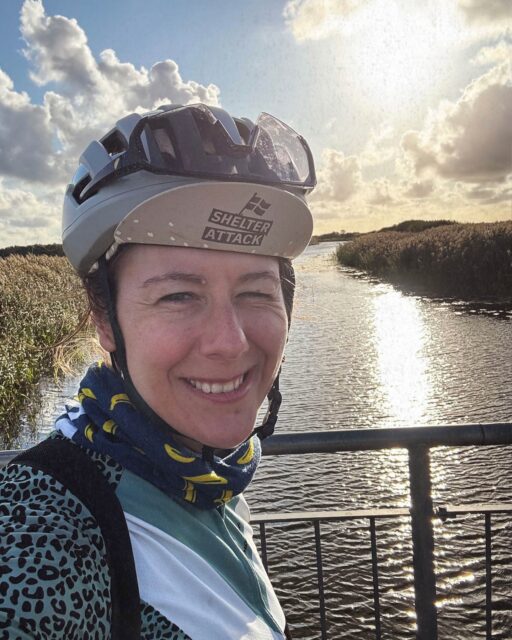 🏳️‍🌈 „ … und das Gefühl, unterwegs sofort Teil einer offenen, unterstützenden Community zu sein.”

🙋🏼‍♀️ Ich bin Ich bin Nina aus Kassel, fahre seit ca. 6 Jahren Gravel, seit Januar auf ‘nem Rose Backroad. 

🇩🇰 Shelter Attack ist für mich die perfekte Mischung aus Challenge, Leichtigkeit, Kurzurlaub und einem perfekten Community Gefühl. Außerdem ist Dänemark wie gemacht für’s Bikepacking: entspannt, sicher, wunderschön und voller kleiner Überraschungen hinter jeder Kurve. ⛺️ Übernachtet habe ich in hyggeligen Sheltern. Ein Zelt als Back-Up war gar nicht nötig, überall war noch ein Plätzchen frei.

🫵 „Wenn du unsicher bist, mach’s trotzdem – die Community fängt dich auf.”

ℹ️ Für mich war es Einsteigerinnen-freundlich, weil der Vibe nicht kompetitiv war und alle sich gegenseitig geholfen haben. Man konnte in seinem eigenen Tempo fahren und wurde trotzdem nie allein gelassen.

✨ Mein Highlight waren die Begegnungen unterwegs – so viele starke, warmherzige Menschen auf so wenigen Kilometern.

[ 🏳️‍🌈 Dies ist einer von vielen Beiträgen, der Frauen/FLINTA Personen des Hackenpedders vorstellt, um so Weitere zu ermutigen. Alle Beiträge findest du in Profil-Link] 

📸 von @nano.nina.ks & @grvl_gunnar 
#hackenpedder #bikepacking #stevensbikes #cyclingwomen #shelterattack