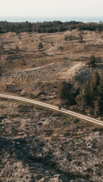 Dänemark 🇩🇰 Shelter Attack ✊ „auf eigene Faust“ … was ist das?

Dich erwartet eine liebevoll und detailreich gescoutete Bikepacking Route, die du jederzeit fahren kannst. Sie führt entlang unzähliger Shelter Plätze knapp knapp 600km durch Dänemarks Süden. 

Auf der Hackenpedder Seite bekommst du Zugriff zu den GPX-Files und auf das sorgfältig aufbereitete Roadbook inkl. Kilometer Angaben, Versorgung und direkte Links zu den Sheltern u.v.m. 

Mit dem Start in Flensburg führt sie entlang der Ostsee-Fjorde, auf den höchsten Gipfel Dänemarks, über endlose Schotterpisten, sandige Dünen und plötzlich steht man am weiten Strand – eine vielfältige und herausfordernde Route!

🔗 … Link im Profil! 

🎥 @johann_kristan 

#hackenpedder #bikepacking #stevensbikes #neverstop #shelterattack