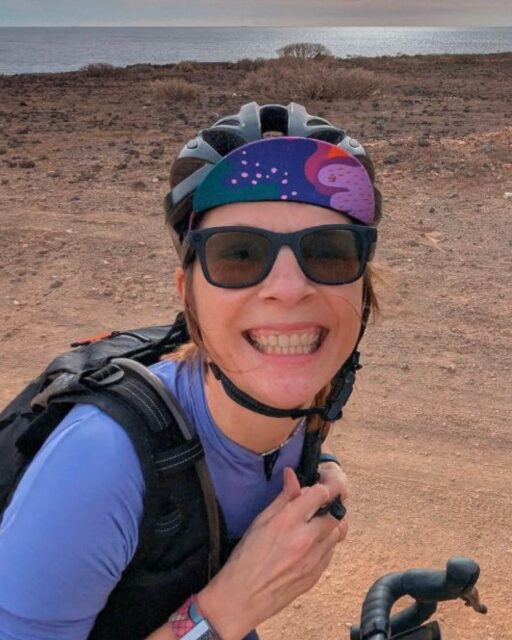 🇩🇰 „Die Shelter Attack Route ist atemberaubend schön, das Roadbook liebevoll ausgearbeitet.”

🙋🏼‍♀️ Hej, Ich bin Ariane aus Berlin, fahre seit über 10 Jahren Rad – früher nur Rennrad – aber seit 3 Jahren vorwiegend Offroad. Mein liebstes Bike dafür ist aus Stahl, das Sour Purple Haze.

🇩🇰 Shelter Attack ist für mich eine perfekte Route für Einsteiger und Vielfahrer gleichermaßen. Dänemark ist nicht nur absolut fahrradfreundlich, sondern hat mega schöne und abwechslungsreiche Landschaften. Ein Traum, wirklich! ⛺️ Dank der Shelter muss man sich keine Gedanken um einen Schlafplatz machen. Übernachtet habe ich trotzdem auf einem überdachten Holztisch neben den drei großen Sheltern, die leider belegt waren. 

ℹ️ Durch das coole Roadbook ist kaum noch eigene Recherche vorab nötig. Nils hat an alles gedacht! Und das macht es für mich besonders einsteigerinnen-freundlich!

✨ Mein Highlight war die tolle Community – alle waren sehr wertschätzend und unterstützend, auch schon im Vorfeld per WhatsApp spürbar.

🤷‍♀️ Meine Anmerkung: „Das ist auch eine sehr coole Route, um die mit älteren Kindern/Jugendlichen im eigenen Tempo zu fahren und Abenteuer zu erleben.”

[ 🏳️‍🌈 Dies ist einer von vielen Beiträgen, der Frauen/FLINTA Personen des Hackenpedders vorstellt, um so Weitere zu ermutigen. Alle Beiträge findest du in Profil-Link] 

📸 von @ari.bln & @grvl_gunnar & @felixshlk 

#hackenpedder #bikepacking #stevensbikes #cyclingwomen #shelterattack