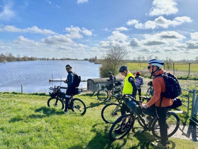✅ Check! Dauenhof bis Husum ist fahrbar! @far.bike war mit 10 Weitere auf der Route, um die Bedingungen zu überprüfen. Noch keine Brennnesseln, dafür schon Sonne, Wind und Trailangel … denn @mathiasradschun, konnte in seiner Heimat Kuden mit Snacks und Getränken überraschen. So kann es weitergehen! Danke!
Übernachtet wurde in Albersdorf. 🌧️ Grundsätzlich freut man sich, wenn Tags die Sonne scheint und nachts ein wenig Regen die Natur bei Laune hält. Aber so musste ein Mitstreiter, der unter freiem Himmel genießen wollte die Rettungsdecke doch noch rausholen.
Es hat ein richtig Spaß gemacht, sodass wir am Ende in Husum die Tour mit einem Eis beendeten!
#hackenpedder #bikepacking #stevensbikes #neverstop #shelterattack