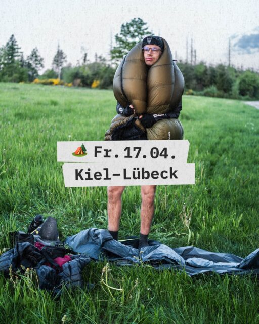 🏕️ Biwakieren und Overnightern mit Nils bis zum …

Ihr glaubt es nicht, das wird mein erster Overnighter in 2026. Zelt oder Biwak? Minimal oder Luxus? Oder doch eine Kombination – also schön minimal im Biwak und morgens den Luxus mit warmem Kaffee, bevor ich raus aus dem Sack kriechen muss? Ja!

Egal, es wird gut, und besonders freue ich mich, dass die Etappen-Checks in diesem Jahr mit dem Overnighter so viel Interesse wecken … Also darf ich mich auf 20 weitere Freaks freuen – die, wie auch immer, mit mir övernachtern! 🏕️ 

Wir treffen uns beim @velocenterkiel, und rollen gemeinsam entlang der Hackenpedder Route. Nachdem wir die ersten Erhöhungen – Strezerberg und Pilsberg - hinter uns haben, legen wir eine Versorgungs-Pause in Hohwacht ein. Bevor es dann weiter zum Schlafplatz geht

🏕️ Fr.17.04. 🗺 Kiel – Lübeck
🙋‍♂️ Guide: Nils aka Nackenpedder
🔗  Ausgebucht! Checkt die anderen Etappen-Checks!

Am Samstag morgen, berappeln wir uns kurz und attackieren dann erstmal 40 Kilometer bis Eutin – dort wartet dann ein lieblicher Bäcker darauf, von uns geplündert zu werden. Bei morgendlichem Nebel passieren wir den Plöner See – Baden erlaubt – und fixieren langsam das Holstentor in Lübeck an.

🙋‍♂️ Nils aka Nackenpedder müsst ihr einfach kennen, sonst mal auf der Webseite nachschauen!

ℹ️ Mit den Etappen-Checks wollen wir die Bikepacking Community hier im Norden zwischen Dänemark und Hamburg etwas näher zusammenrücken! So präsentiert sich bei jeder Etappe ein/e andere/r lokaler Guide/in.

📸 @grvl_gunnar & @johann_kristan 

#hackenpedder #bikepacking #stevensbikes #neverstop #shelterattack
