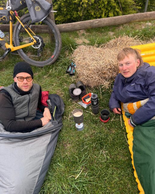 🏕️ Das war wild! Ist die erste Etappe fahrbar? Sagen wir 97% – es kommt auf die Skills an.

🗺 Aber wir hatten es gut, auch wenn nicht alles nach plan lief! Gegen 16 Uhr starten wir in Kiel, mit dem Ziel zum Sonnenuntergang am Bungsberg zu sein. Aber diesmal ging Nils plan nicht auf. 23 Räder rollen doch unregelmäßiger als nur eins … und die Pizza in Hohwacht wurde nicht ULTRA schnell geliefert …

Zur Einbruch der Dunkelheit schoben wir durch den Sand, aber das war nicht das erste Mal, dass wir unsere Räder unter die Arme klemmten. Doch die Steilküste bei Dunkelheit hatte es in sich. Schön war’s – dunkelblau das Meer! Es wurde Nacht, die Straßen leer und die Waldwege enger. Ein echtes Abenteuer – darf man ruhig mal sagen.

Gegen 23 Uhr mit ein wenig Verspätung erreichen wir unseren Schlafplatz und jeder kroch für sich schnell in den Schlafsack. Denn Nils wollte schon um 7 Uhr weiter rollen! Warum die Eile? Naja – es fängt erst an, spannend zu werden, wenn nicht alles nach Plan läuft … So überraschte uns der Markt von Eutin in warmer Frühlingssonne und gab uns die letzte Energie, sodass wir gegen 14 Uhr in Lübeck am Holstentor abklatschen konnten – ich sag nur Fischbrötchen!

Tolle Truppe! 💙🤍❤️

#hackenpedder #bikepacking #stevensbikes #neverstop #shelterattack