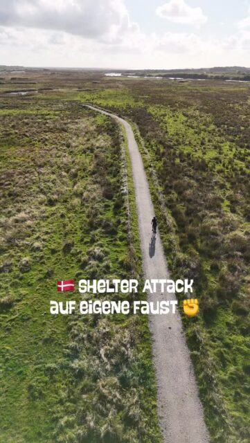 🇩🇰 Dänemark … Schön, dass schon so viele ✊ „auf eigene Faust“ auf der Shelter Attack Route unterwegs sind …

Die Route startet in Flensburg und führt entlang der Ostsee-Fjorde, auf den höchsten Gipfel Dänemarks, über endlose Schotterpisten, sandige Dünen und plötzlich steht man am weiten Strand – eine vielfältige und herausfordernde Route!

🔗 … Link im Profil! 

🎥 Aufnahme bei der „Skern Enge“ …

#hackenpedder #bikepacking #stevensbikes #neverstop #shelterattack
