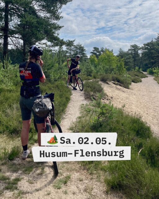 🏕️ Die neuen Shelter in Schleswig-Holstein gemeinsam antesten mit Marie und Jakob …

Bei unserem Overnighter geht es um eine schöne gemeinsame Zeit auf dem Rad und in der Natur. Wir wollen zusammen mit euch die Schlaf-Set-Ups, Räder und Körper (an-)testen, bevor es für einige von uns im Juni auf die 660km oder 1000km Hackenpedder Route geht. Wir fahren respektvoll und bleiben zusammen

Wir wollen in den neuen Shelter bei Bargum übernachten. Dort hat die Landjugend zwei Shelter mit Platz für jeweils 4-6 Personen gebaut. Die Shelter können nicht reserviert werden, also seid trotzdem gewappnet mit Zelt/Biwak, falls die Shelter schon belegt sind.

🏕️ Sa. 02.05. 🗺 Husum – Flensburg
🙋‍♂️ Guides: Marie & jakob aka MaJa
🔗 Anmeldung in Bio 
(bisher 6 Frauen/FLINTA und 8 Männer)

🙋‍♂️ Marie & Jakob: bekannt als Team MaJa, denn sie sind gemeinsam schon zweimal erfolgreich die Hackenpedder Route gefahren. Deshalb wissen sie genau, dass es gemeinsam mehr Spaß macht!

ℹ️ Mit den Etappen-Checks wollen wir die Bikepacking Community hier im Norden zwischen Dänemark und Hamburg etwas näher zusammenrücken! So präsentiert sich bei jeder Etappe ein/e andere/r lokaler Guide/in.

📸 @grvl_gunnar @jbrand_id @marie.stamm 

#hackenpedder #bikepacking #stevensbikes #neverstop #shelterattack