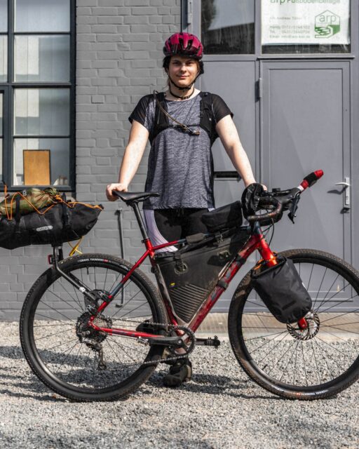 🙋🏼‍♀️ „Ich hasse Sand!“ Vivien aka Hardgas. 

🗺️ Hackenpedder ist für mich ein Abenteuer und eine Herausforderung, wo man über sich hinaus wachsen kann. Schleswig-Holstein ist meine Heimat und ich kann jedes Mal etwas Neues finden. ⛺️ Übernachtet habe ich in meiner Hängematte oder einfach auf dem Tarp.

✨ „Mein Highlight war der Streckenabschnitt an den ehemaligen Ost-West -Grenze.“

Ich komme aus Norderstedt, fahre seit 2022 regelmäßig auf meinen BH Bikes Gravel 2.0.

[ Dies ist einer von vielen Beiträgen, der Frauen/FLINTA Personen des Hackenpedders vorstellt, um so Weitere zu ermutigen … mehr 🏳️‍🌈 Frauen/FLINTA Berichte auf der Webseite / Link Profil] 

📸 von Teilnehmerinnen & @grvl_gunnar & @johann_kristan 

#hackenpedder #bikepacking #stevensbikes #cyclingwomen #shelterattack