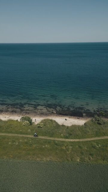 🚀 Steilküste - vermutlich das begehrteste Highlight in Schleswig-Holstein.

🗺️ Bei KM 65 wird die Sehnsucht in diesem Jahr auf der Hackenpedder Route zum Mal gestillt …

🎥 @johann_kristan 

#hackenpedder #bikepacking #stevensbikes #neverstop #shelterattack