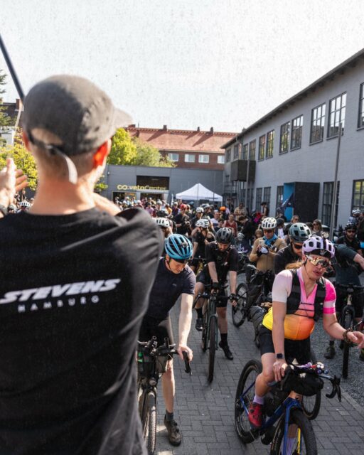 🏁 Einladung zum Hackenpedder Start! Sei dabei, wenn die Bikepacking-Freaks starten!

Hiermit wollen wir dich einladen am Start dabei zu sein, einfach am Freitagabend die Räder der Teilnehmenden zu betrachten bei Pizza und Getränken, oder am Samstag früh die Fahne zu schwenken während sie ihre Reise durch Schleswig-Holstein antreten …

🍕 Warm Up & Community
Fr. den 12.6. ab 18:00 Uhr 
locker Beisammen sein bei Pizza von @blackdogpizzakiel und Getränken im Innenhof des veloCenter’s

🏁 Startschuss
Sa. den 13.6. um 10:00 Uhr
Klatschen, Fahne schwenken, winken usw.!
im Innenhof des veloCenter’s
(Sei etwas früher da, besser 9:30 Uhr)

📸 @grvl_gunnar & @johann_kristan 

#hackenpedder #bikepacking #stevensbikes #neverstop #shelterattack
