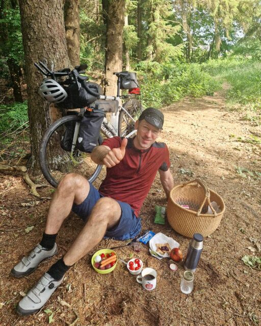 ✨ Danke für die Trail Magic … gerne wieder!

Für die erste Überraschung sorgte 2024 ein Kasten @flens mitten im Wald. Wer war das? Egal, die Hackenpedder erfreuten sich der Erfrischung. Und so kam es 2025, dass hier und da Hinweise am Wegesrand zu finden waren “Hackenpedder Only” oder „Bedient euch!”. Es waren auch Kühltruhen versteckt, gab warmen Kaffee aus dem Kofferraum, Bananen auf Parkbänken, Wasser in Sheltern, ein Picknick Korb oder sogar ein WC-Haus in Kuden, was extra bereitgestellt wurde.

🤹‍♂️ Ich bin gespannt, was in diesem Jahr dazu kommt! Und lade alle Beobachterin ein, am Wegesrand dabei zu sein! Einfach Klatschen oder sogar Trail-Magic ausüben!

Wir lassen uns überraschen! 💙🤍❤️

📸 von Teilnehmenden

#hackenpedder #bikepacking #stevensbikes #neverstop #shelterattack