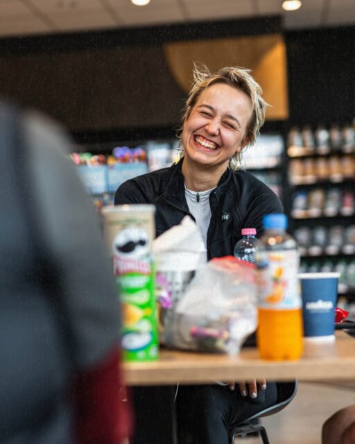 ⛽️ Sonntags ist Zeit für die Tankstelle …
Der allgemeine deutsche Ruhe Tag gilt leider für die Hackenpedder nicht. Irgendwas zu essen, oder doch ein Zuckergetränk – ein Glück gibt es Tankstellen für diese Notsituation.
In Zarrentin und Lauenburg konnten wir Einigen auflauern …
📍Live Tracking Link in Bio
🙏 Danke für die Unterstützung
@stevensbikeshamburg @velocenterkiel @seeberger_1844
📸 Media-Team
@grvl_gunnar @johann_kristan @felixshlk
#hackenpedder #bikepacking #stevensbikes #neverstop #shelterattack