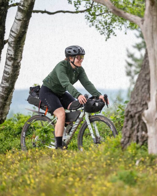 🌿💦 Das Finale … Heidberg oder Boxberg, Foto-Point?

Auf den letzten Etappen, wechselt die Landschaft, von der Ostsee zum Schlei Fjord und weiter über die Hüttener Berge. Am Heidberg finden wir ein paar Teilnehmende ab. Ist das der Foto-Point? Nein, aber hier steht auch ein großer Stein … Ok, ich habe immer nur ein Stein gesehen auf den Bildern … Ja, der Boxberg von Aukrug ist der letzte Foto-Point vor Kiel und dort machen viele ein Selfie mit dem Stein … 

📍Live Tracking Link in Bio

🙏 Danke für die Unterstützung 
@stevensbikeshamburg @velocenterkiel @seeberger_1844

📸 Media-Team
@grvl_gunnar @johann_kristan @felixshlk @sarinabfotografie 

#hackenpedder #bikepacking #stevensbikes #neverstop #shelterattack