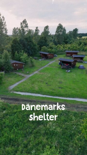 🛖 Ein Hoch auf die dänischen Shelter! ❤️ Ein Hoch auf Kollund und Danke Dänemark!

Hier fliege ich über die Shelter-Anlage in Kollund. Diese sind über die Jahre fester Bestandteil von Hackenpedder geworden. Und an dieser Stelle muss ich einfach DANKE sagen, für dieses Vertrauen, diese einfach zugängliche Möglichkeit, die die Dänen mit ihren Shelten bieten! Unkompliziert und fair!

Sowas wünsche ich mir “ins Geheimen“ auch hier, oder überall auf der Welt!

Nicht nur der 🗺️ Checkpoint 3 befindet sich jedes Jahr hier, sondern mittlerweile auch das Ziel beim 🇩🇰 Shelter Attack. Außerdem gingen schon diverse 🏕️ Overnighter hier her! Und dieses Wochenende treibt es den 🏳️‍🌈 FLINTA Overnighter nach Kollund ins Naturunivers!

#hackenpedder #bikepacking #stevensbikes #neverstop #shelterattack