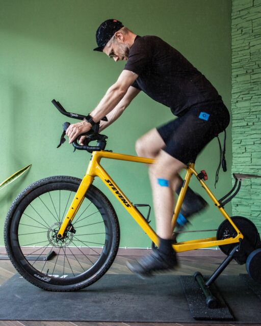 🦿Bikefitting, muss das sein? Ich war immer skeptischer, aber … 

Nils: “Man gewöhnt sich an alles! Einfach lange im Sattel sitzen und der Hintern macht das schon. Wenn nicht, noch öfter und länger!“ 😀

So einfach ist das ganze leider nicht immer. Grundsätzlich hilft ein gutes Körperverständnis, sich selbst sein Rad einzustellen, aber wesentlich schneller vor allem zu einem gesünderen Ergebnis bin ich doch mit Comfytters gekommen. 

Was wurde genau gemacht?

Bei mir wurde vor allem an der Belastung für Po und Schultern gearbeitet – Nebeneffekt: ich bin nun schneller! Aber vor allem merke ich deutlich, dass mein Nacken weniger Muskulatur beansprucht und somit auch nach längeren Ausfahrten nicht verspannt oder schmerzt. Am Ende kam der Lenker 1cm tiefer, und der Sattel 2cm höher sowie 1,5cm weiter nach vorne.

Für wen lohnt sich ein Bikefitting?

Für alle, die eventuell Probleme haben, gern lange Ausfahrten genießen, aber auch für alle, die Wert auf eine gesündere Haltung legen.

Was hat mir gefallen?

Der lockere Austausch auf Augenhöhe sowie der individuelle Ansatz fand ich persönlich wertvoll. Dabei hatte ich immer das Gefühl gut zu verstehen, was gemeint ist ohne dumm da zu stehen. Ich denke auch für Frauen/FLINTA Personen ist Mirka eine ganz tolle Adresse, weil sie sehr einfühlsam und verständnisvoll agiert!

Cool: Für Hackenpedder Teilnehmende bietet Mirka 10% Rabatt an!

🔗 www.comfytters.de
Comfytters, Westring 256, 24116 Kiel

📸 @grvl_gunnar 

#hackenpedder #bikepacking #schleswigholstein #shelterattack #stevensbikes