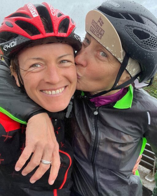 🇩🇰 “Anne hatte ihren Schlafsack vergessen. Ohne war keine Option, sodass sie spontan am Start eine Sommer-Daunendecke von Jysk besorgte.“ 

🙋🏼‍♀️ Anne & Chrissi aus Berlin	
🚲 2x Cervelo Aspero und ganz wenig Gepäck	
👍 Bikepackerin mit wenig Erfahrung	
🇩🇰 600km Route	
🍰 als Genießerin	
👥 im Team gestartet	
⛺️ Hotel & Campingplatz	
🔢 102km bis 145km pro Tag	
🏁 Im Ziel nach: 4 Tagen, 8 St.	

🌚 In der ersten Nacht war uns der erste Shelter zu voll, so nahmen wir ein Hotel. Und dann Campingplätze. Next time 🤞 Aber bei dem Wetter auch gemütlich, mal trocken zu werden 😀

🇩🇰 Shelter Attack 2026 war unsere erste gemeinsame Langstreckentour. Und ohne die Anderen, hätten wir uns dem Wetter – Regen! Regen! Regen! – geschlagen geben. Es war für uns einsteigerinnen-freundlich, weil es eine flache Strecke war und man sich auch spontan für eine kürzere Runde entscheiden konnte.

[ Dies ist einer von vielen Beiträgen, der Frauen/FLINTA Personen des Hackenpedders vorstellt, um so Weitere zu ermutigen ] 

Weitere: Link in Bio
📸 von Teilnehmerinnen & @gunnar_dethlefsen @felixshlk @isy.tnk 

#cyclingwomen #hackenpedder #shelterattack #bikepacking #stevensbikes