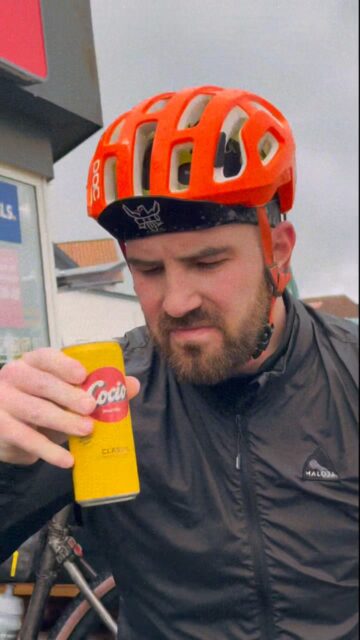🇩🇰 Wie ist das Wetter!? 🌧️ Eine fiese Frage! Denn direkt nach dem Start von Shelter Attack prasselte es nur so runter!

Überraschend fallen die Antworten aus! 😂 

Diese Videos hat @speichenbruch.cc am Dagli Brugsen bei KM 80 aufgenommen. Es war beim Event nur in der Story, aber nun wollte ich es nochmals allen zeigen… 

#hackenpedder #bikepacking #schleswigholstein #shelterattack #stevensbikes