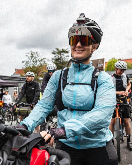 ✨ “Trail Magic! Einer hat mit seinem Sohn aus dem Kofferraum Snacks und Trinken verteilt. Direkt nach einem anstrengenden, technischen Part. Danke!”

🙋🏼‍♀️ Janina aus Norderstedt 
🚲 Giant Anyroad 2 
😎 Bikepackerin mit viel Erfahrung	
🗺️ 660km Shortcut	
🥐 als Genuss-Racerin	
🤷‍♀️ alleine gestartet	
⛺️ Biwak, Checkpoints	
🔢 ca. 210km pro Tag	
🏁 Im Ziel nach: 2 Tagen, 17 St.	

🗺️ Hackenpedder 2026 war für mich …  eine persönliche Weiterentwicklung, ein gemeinschaftliches Miteinander mit super hilfsbereiten Gleichgesinnten und ein Abenteuer in der tollen, abwechslungsreichen Natur Schleswig-Holsteins mit einigen Nils-Spezial-Wegen, die das ganze aber erst so richtig erlebnisreich machen.

ℹ️ Für mich war es Einsteigerinnen-freundlich, weil es sehr hilfsbereite Mitfahrende gibt und einen tollen Sicherheitsrahmen durch die Checkpoints, das Roadbook, die Whatsapp Community und die deutsche Infrastruktur.

🌚 Übernachtet habe ich an den Checkpoints: frisch geduscht und gesättigt! “Nur Ohropax empfehlen sich fürs nächste Mal, um etwas erholsamer schlafen zu können.” 

Man braucht nicht immer alles überdenken – insbesondere beim Hackenpedder – kann man ohne große organisatorische Vorbereitung an den Start gehen, dadurch dass Nils alles drumherum so liebevoll ausgearbeitet hat. Alles Wichtige unterwegs erfährt man durch Checkpoints und Mitfahrende.

[ Dies ist einer von vielen Beiträgen, der Frauen/FLINTA Personen des Hackenpedders vorstellt, um so Weitere zu ermutigen ] 

Weitere: Link in Bio
📸 von Teilnehmerin & @gunnar_dethlefsen @sarinabfotografie 

#cyclingwomen #hackenpedder #shelterattack #bikepacking #stevensbikes