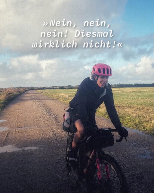 🇩🇰 “MENTAL und KÖRPERLICH war Shelter Attack 2026 wieder eine absolute Herausforderung.”

🙋🏼‍♀️ Jess aus Kissenbrück	
🚲 Scott Addict GR 2026	
😎 Bikepackerin mit viel Erfahrung	
🚳 DNF/Abbruch	
🚀 als Racerin	
🤷‍♀️ alleine gestartet	
⛺️ Shelter & Community Zelt (trotz Zelt)	
🔢 Ca. 200km pro Tag	
🚳 bei 500 km: Schaltwerk defekt

✨ Tag 1 – Mit ordentlich Speed und Druck in den Pedalen sind Ulf und ich über 208 km und 1.858 Höhenmeter geballert. Ich war ab Kilometer 180 so grau und kaputt, ich glaube, ohne Ulfs zu reden, hätte ich es nicht zum Himmelbjerget geschafft. Die letzten fünf Kilometer – Treppen hinunter zum Shelter, musste ich tatsächlich im Dunklen schieben. Hier nochmal ein fettes “DANKE” an Ulf!

🤷‍♀️ ”Memo an mich: Der dänische Wind - fragt nicht nach deiner Wattzahl und der Regen kennt keine Gnade!” 

Tag 2 – Puh! Dieser Sturm und dieser gottverdammte Regen! Über 180 km & 1.285 Höhenmeter. Vollständig NASS und keine Ahnung. Gegen 22 Uhr sind Ulf und ich am Community Shelter Bork Vikinghavn angekommen. Highlight: Ganz klar die VERPFLEGUNG - CREW und COMMUNITY, die einen applaudierend in Empfang genommen hat.

ℹ️ Einsteigerin-freundlich, nein diesmal nicht! Nein lieber Nils, nein!

Tag 3 – Ja richtig gelesen - Es ging über 102 Kilometer Singlespeed. Kleine Fußnote: Dank defekter Schaltung habe ich ganz viel Zeit gehabt - mit der Community auf dem Weg zu schnattern. Danke, dass Ihr mich, vielleicht etwas mürrisch, ertragen habt.

[ Dies ist einer von vielen Beiträgen, der Frauen/FLINTA Personen des Hackenpedders vorstellt, um so Weitere zu ermutigen ] 

Weitere: Link in Bio
📸 von Teilnehmerinnen & @gunnar_dethlefsen @felixshlk @isy.tnk 

#cyclingwomen #hackenpedder #shelterattack #bikepacking #stevensbikes