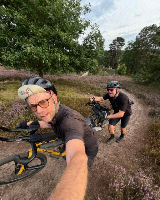 🏝️ Scouting!? Heißt nicht nur fahren, fahren und fahren! …

Aber wie? Es gibt einen ausführlichen Posdcast dazu mit @biketourglobal … 

Ehrlich gesagt, findet die meiste Zeit am Laptop statt. Zunächst wird ein grober Rahmen abgesteckt. Wie lang soll die Route ca. werden? Was ist möglich in dem Rahmen. Highlights, Städte, Schlafplätze!?

Als erstes schaue ich, welche Highlights in dem Rahmen liegen könnten und welche Städte spannend und sinnvoll ergänzt werden können. Die Route wird zunächst am Laptop zusammengeklickt. Dabei gehe ich von den Highlights und Städten immer mehr ins Detail. Bei Komoot wird der trailview gecheckt und die Luftaufnahmen. 

Erste Testfahrt! Nicht immer stimmt alles, was am Laptop geklickt wurde. Mal ist ein Weg doch privat oder so wild, dass er nicht fahrbar ist. Also los!

Während der ersten Scouting Fahrt mache ich Fotos und Notizen in den Screenshots, checke Alternativen für diese Sektion. Später zuhause wird der Routenentwurf angepasst. Und dann folgt die zweite Testfahrt! Meist reicht es schon, aber manche Abschnitte beim Hackenpedder zum Beispiel haben auch mehr Fahrten gebraucht!

Fotos @gunnar_dethlefsen 

#hackenpedder #hackpenpedderbikepacking #schleswigholstein #wildesschleswigholstein #stevensbikes
