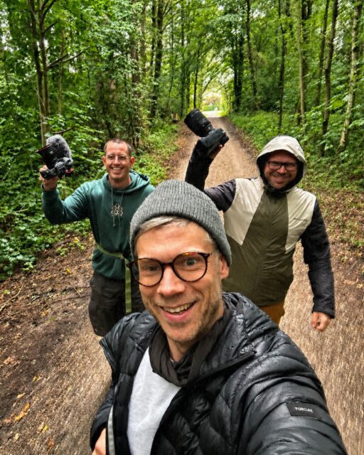 ✨ Wir sind das Media Team 2026! Darf ich vorstellen?

Ich bin froh, dass ich ein Media Team habe, welches selbst gern “Bikepacken” ist, mit denen ich gern unterwegs bin und viel im Austausch bin. So können Bilder entstehen, die den Geist dieser Veranstaltung perfekt wiedergeben!

Wir sind an den ersten drei Tagen sogar mit zwei Teams an der Strecke und wollen euch alle kriegen! Ich schnappe mir Gunnar [2] und versperre euch den Weg, während Johann [4] und Felix [3] euch im Hinterhalt auflauern …

📸 von uns!

#hackenpedder #bikepacking #stevensbikes #neverstop #shelterattack