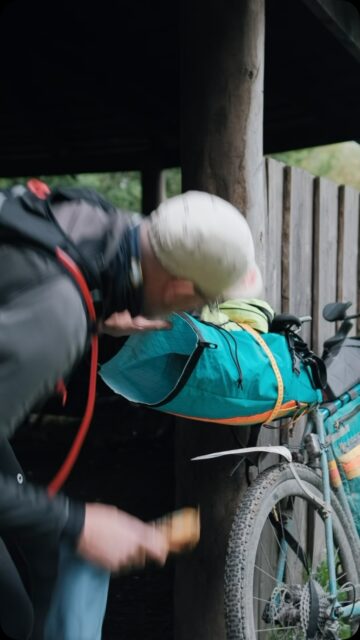 🇩🇰 Shelter Attack bei Km 143 … der Morgen zündet mit der Matilde Banane 🍌
📍Live Tracking Link in Bio
🙏 Danke für die Unterstützung
@stevensbikeshamburg @velocenterkiel @seeberger_1844
📸 Media-Team
@grvl_gunnar @isy.tnk @felixshlk @sarinabfotografie @speichenbruch.cc
#hackenpedder #bikepacking #dänemark #shelterattack #stevensbikes