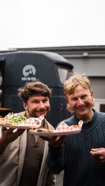 ☑️ Community Vibes bei der Registrierung … und dabei hat das Wetter all seine Möglichkeiten präsentiert. Von Regen und Sonne über Bike-Check und Pizza war alles dabei 🤔 … Es haben sich heute auch schon mehr als die Hälfte bei der Anmeldung Blicken lassen …

📍Live Tracking 
hackenpedder-bikepacking.de/live-tracking/

🙏 Danke für die Unterstützung 
@stevensbikeshamburg @velocenterkiel @seeberger_1844

📸 Media-Team
@grvl_gunnar @johann_kristan @felixshlk

#hackenpedder #bikepacking #stevensbikes #neverstop #shelterattack